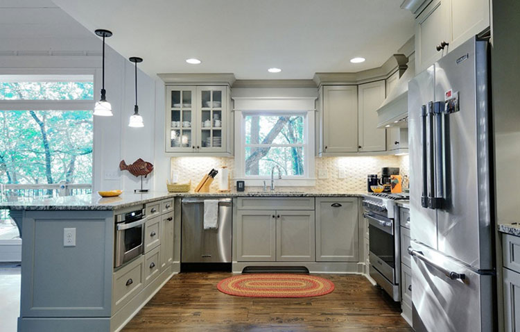 Водостойкий ламинат на кухне под дерево